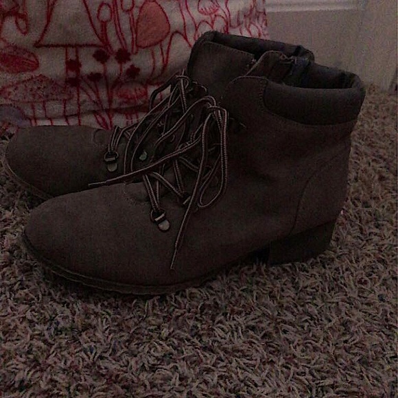 Stylish and cozy boots that are great for almost all seasons! - Picture 2 of 4